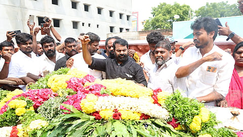 காளையார்கோயிலில் மருது சகோதரர்கள் நினைவிடத்தில் நாதக சார்பாக மலர்வணக்கம் செலுத்திய சீமான்