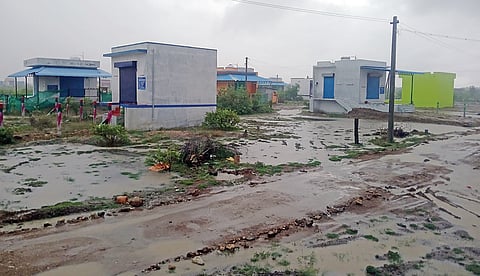 சிவகாசி - விருதுநகர் சாலையில் வடமலாபுரம் பகுதியில் உள்ள பட்டாசு கடைகளை சுற்றி தேங்கி உள்ள மழைநீர்.