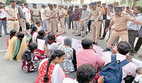 சென்னை வாலாஜா சாலையில் மறியலில் ஈடுபட்ட அரிய வகை மரபணு நோயால் பாதிக்கப்பட்ட குழந்தைகளின் பெற்றோர். | படம்: எல். சீனிவாசன்|