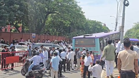 சென்னை உயர் நீதிமன்றம் எதிரே பேருந்து மோதி 10+ கார்கள் சேதம்