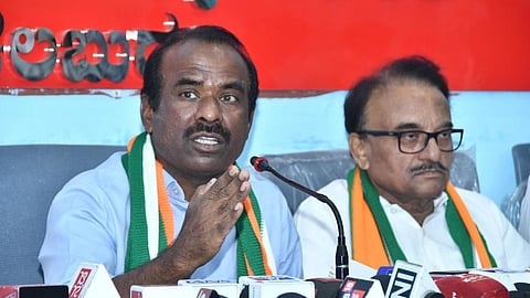பாஜக எம்எல்சி-க்கள் என்.ரவிக்குமார், ஷஷில் ஜி.நமோஷி ஆகியோர் கலபுர்கியில் புதன்கிழமை செய்தியாளர்களிடம் பேசினர்.