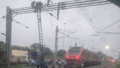 சென்னையில் மின்பழுது காரணமாக இரண்டரை மணி நேரத்திற்கு மேலாக ரயில் சேவை பாதிப்பு: பயணிகள் அவதி
