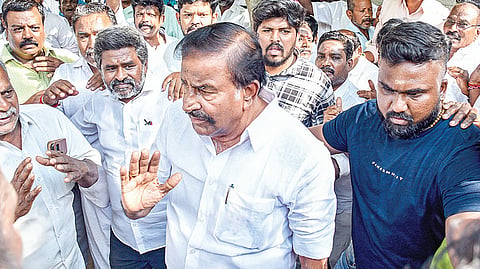 ரூ.634 கோடி ஊழல் புகார் தொடர்பாக கே.என்.நேரு தொடர்​புடைய 25 இடங்களில் திடீர் சோதனை