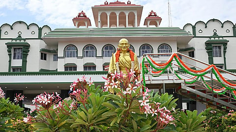 கரூர் கோயில் நிலம் மீட்பு நடவடிக்கை தாமதம்: நீதிமன்ற அவமதிப்பு வழக்கில் 8 ஐஏஎஸ், ஐபிஎஸ் அதிகாரிகள் சேர்ப்பு