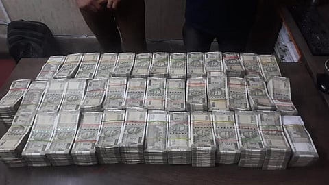 பெருந்துறையில் கத்திமுனையில் மிரட்டி கார் விற்பனையாளரிடம் ரூ.1 கோடி பறிப்பு