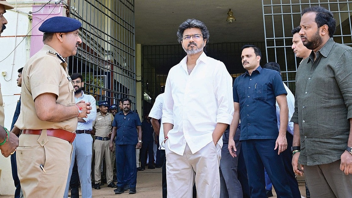 புழல் சிறையில் முதல்வர் விஜய் ஆய்வு: கைதிகளுக்கான உணவை சாப்பிட்டுப் பார்த்து குறைகளை கேட்டறிந்தார்
