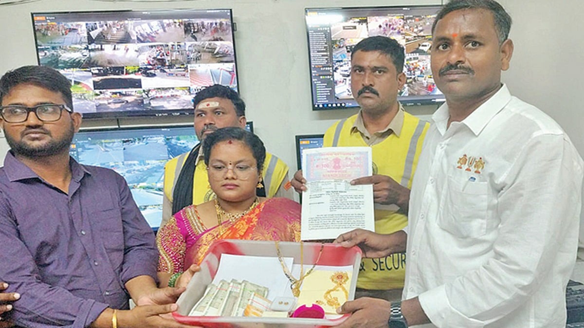திருப்பதியில் திருமண கோஷ்டி தவறவிட்ட நகை, பணத்தை ஒப்படைத்த அடையாளம் தெரியாத நபர்