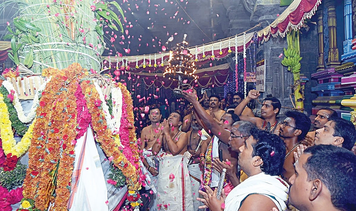 திருச்செந்தூர் சுப்பிரமணிய சுவாமி கோயிலில் ஆவணித் திருவிழா கொடியேற்றம் கோலாகலம்