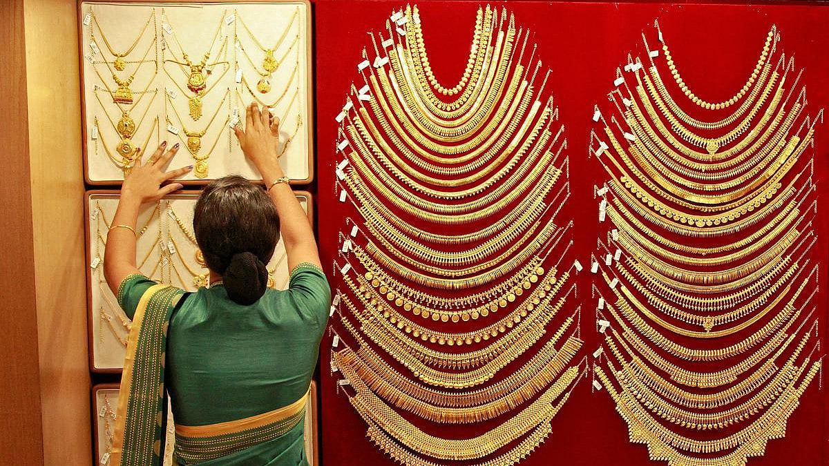தங்கம் விலை பவுனுக்கு ரூ.1,680 குறைவு - காலையில் உயர்வு, மாலையில் வீழ்ச்சி