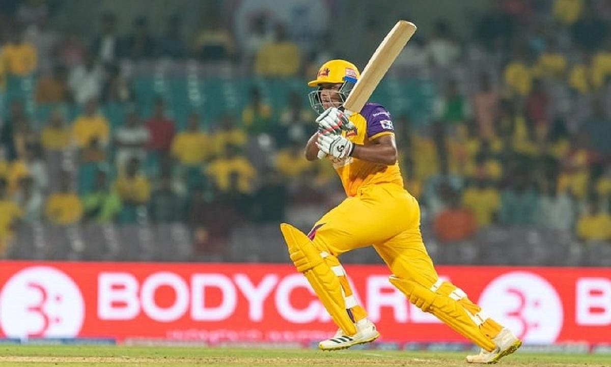 MSD 07 - தனது பேட்டில் தோனியின் பெயர், ஜெர்ஸி எண்ணை பொறித்துள்ள கிரண் ...
