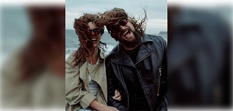 Adria Arjona and  Jason Momoa