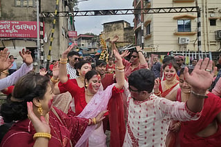 All you need to know about the quintessentially Bengali 'laal-paar' saree