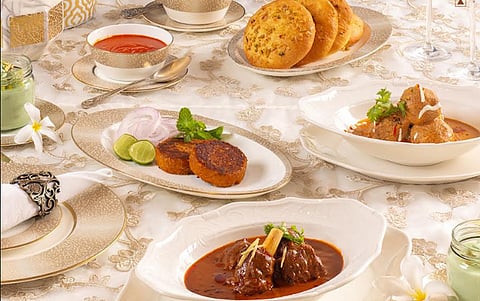 What does the Koh-e-Awadh Gourmet Boxes contain?