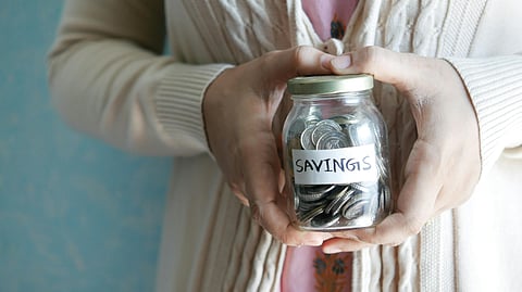 Who is better at saving money: Men or women? 