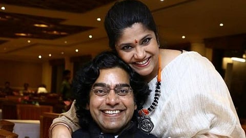 Ashutosh Rana and Renuka Shahane exchanged flower garlands in the presence of family and friends