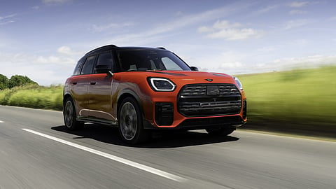 The visual three-part division into the vehicle body, surrounding window area and contrasting roof ensures the Countryman C SUV is instantly recognisable