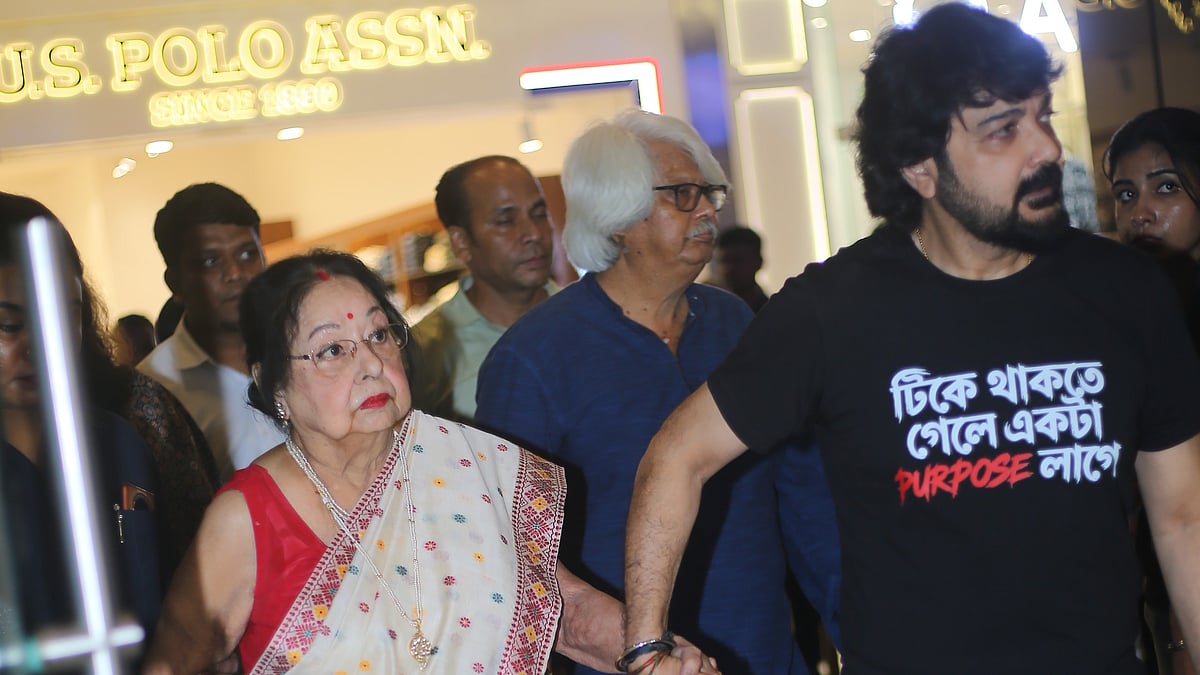 Glimpses from the premiere of Onekdin Por