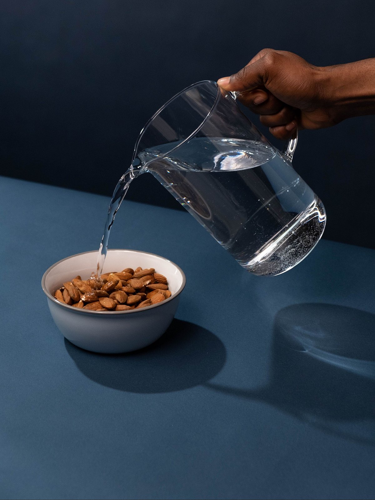 6 health benefits of eating soaked almonds in the morning