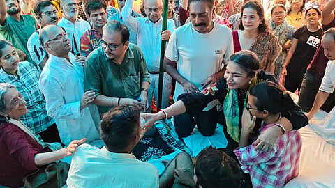 Shabana Azmi visits protest site in New Delhi