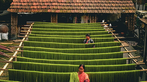 Learn how to identify authentic handloom sarees using pinholes, weave patterns, texture variations, and official certifications