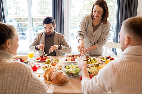 How long should you wait between waking up and eating breakfast?