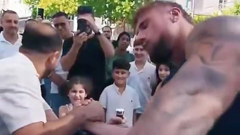 Professional arm-wrestler lets father win in front of daughter, melts hearts