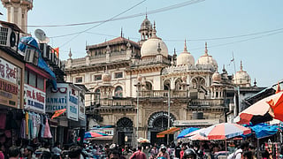 Sheikh Memon Street in Zaveri Bazaar, located in the Kalbadevi area of Mumbai with the Juma Masjid in the background.