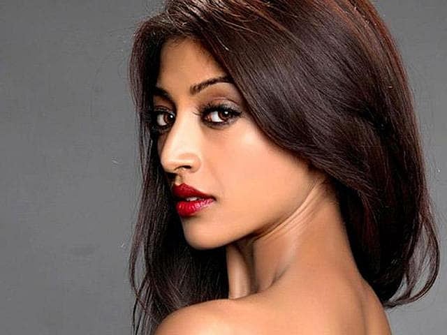 Paoli Dam celebrates Indigenous weaves with Raw Mango’s festive edit. Watch the video