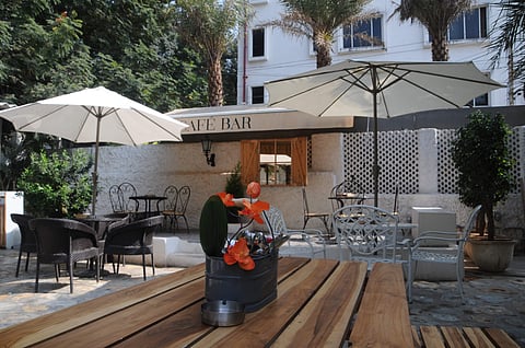 Le Vantage Cafe Bar