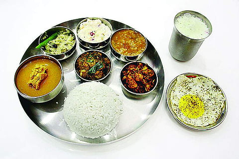 Chicken meals with fried egg & prawn varuval