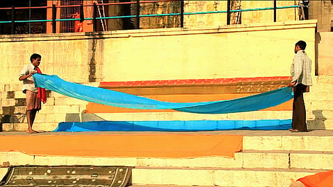 Still from Sari Men