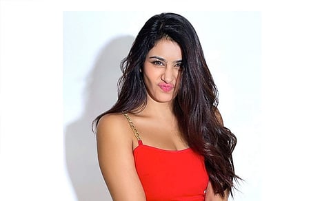 Warina Hussain looks stunning in a  crimson red bodycon dress with a sweetheart neckline and a golden chain strap.