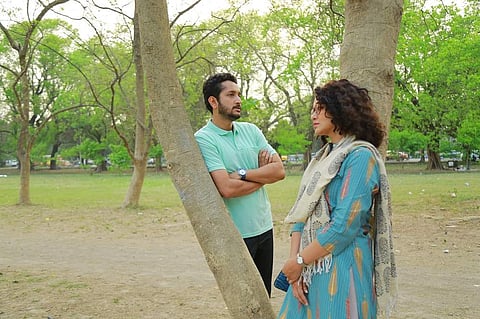 A still from manobjomin