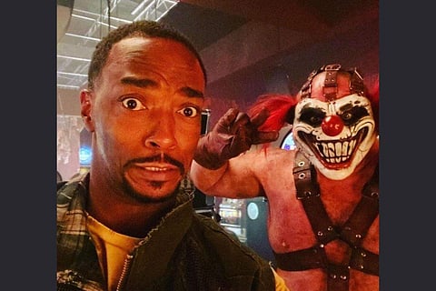 The actors share a selfie from the sets