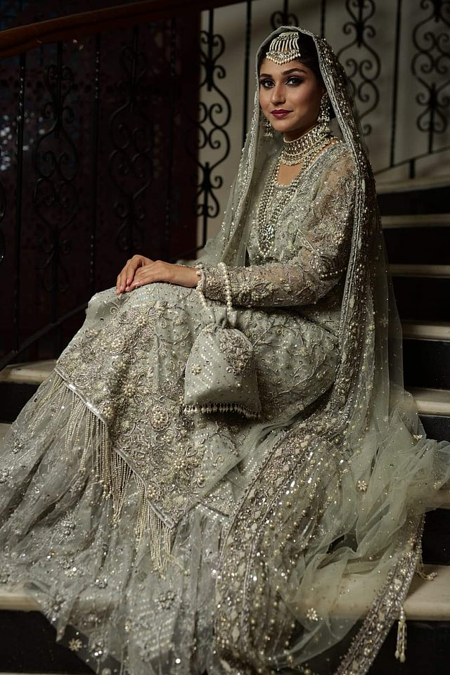 hyderabadi dress designs #hyderabadikurti inspiration from Pakistan. Check the fitted silhouette of the kurti, the highlight of work on the sleeves, fitted churidar, dainty heels, complimenting potli, beautiful makeup,