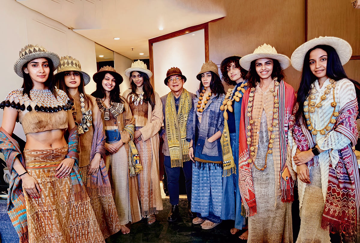 洋書 Edric Ong Living in Sarawak designer_with_models.jpg?w=