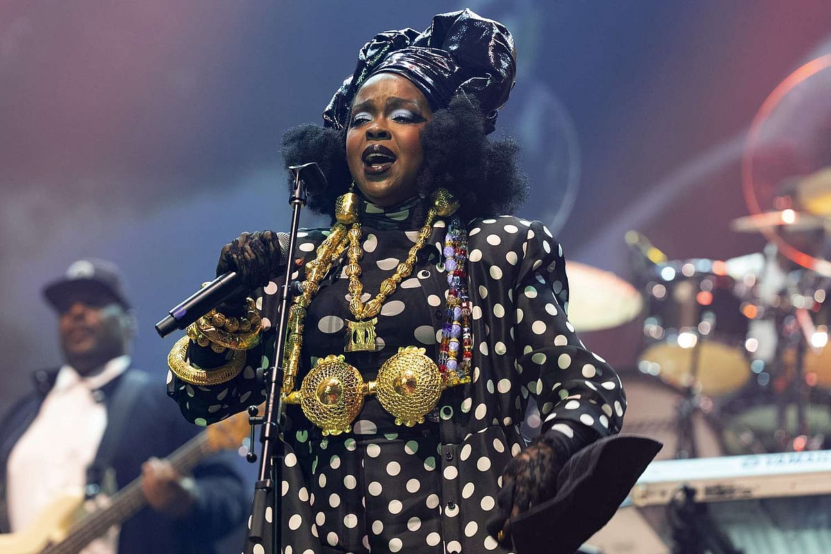 Lauryn Hill performs to a near–empty crowd at the Essence Fest