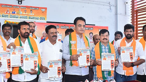 ಸಂಸದ ಪ್ರತಾಪ್ ಸಿಂಹ 10 ವರ್ಷಗಳಲ್ಲಿ  ತಂದಿರುವ ಹಾಗೂ ಕಾರ್ಯಗತ ಮಾಡಿರುವ ಪ್ರಮುಖ ಯೋಜನೆಗಳ “ರಿಪೋರ್ಟ್ ಕಾರ್ಡ್” ನ್ನು   ಮಾಜಿ ಸಚಿವ ಅಶ್ವಥ್ ನಾರಾಯಣ ಬಿಡುಗಡೆ ಮಾಡಿದರು.