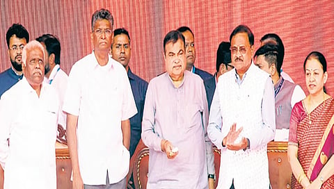 ಶಂಕು ಸ್ಥಾಪನೆ ನೆರವೇರಿಸಿದ ಕೇಂದ್ರ ಸಚಿವ ನಿತಿನ್  ಗಡ್ಕರಿ