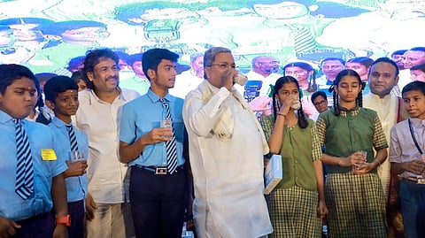 ಸರ್ಕಾರಿ ಶಾಲಾ ಮಕ್ಕಳಿಗೆ ರಾಗಿ ಮಾಲ್ಟ್ ನೀಡುವ ಕಾರ್ಯಕ್ರಮಕ್ಕೆ ಸಿಎಂ ಸಿದ್ದರಾಮಯ್ಯ ತಾವು ರಾಗಿ ಮಾಲ್ಟ್ ಸೇವಿಸಿ ಮಕ್ಕಳಿಗೆ ನೀಡುವ ಮೂಲಕ ಚಾಲನೆ ನೀಡಿದರು. 