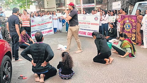 ಬಿಬಿಎಂಪಿ ದಕ್ಷಿಣ ವಲಯದ ಅಧಿಕಾರಿಗಳು ಭಾನುವಾರ ಬೆಂಗಳೂರಿನಲ್ಲಿ ತ್ಯಾಜ್ಯ ವಿಂಗಡಣೆ ಮತ್ತು ಏಕ ಬಳಕೆಯ ಪ್ಲಾಸ್ಟಿಕ್ ನಿಷೇಧ ಕುರಿತು ಜಾಗೃತಿ ಮೂಡಿಸುವ ಬೀದಿ ನಾಟಕ ಪ್ರದರ್ಶಿಸಿದರು.