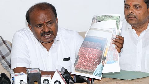 ಸುದ್ದಿ ಗೋಷ್ಠಿಯಲ್ಲಿ ಫೋಟೋಗಳನ್ನು ತೋರಿಸಿದ ಹೆಚ್.ಡಿ.ಕುಮಾರಸ್ವಾಮಿ