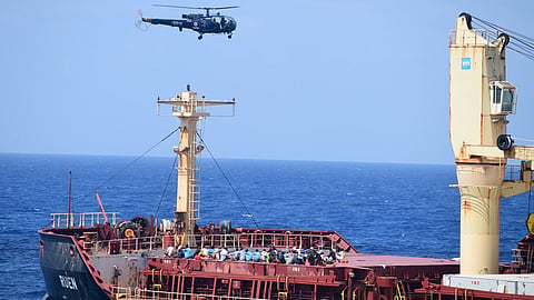 40 ಗಂಟೆಗಳ ಕಾಲ ಹೋರಾಡಿ Somali pirates ಹೆಡೆಮುರಿ ಕಟ್ಟಿದ ಭಾರತೀಯ ನೌಕಾಪಡೆ, 17 ಮಂದಿ ರಕ್ಷಣೆ, 35 ಕಡಲ್ಗಳ್ಳರ ಬಂಧನ