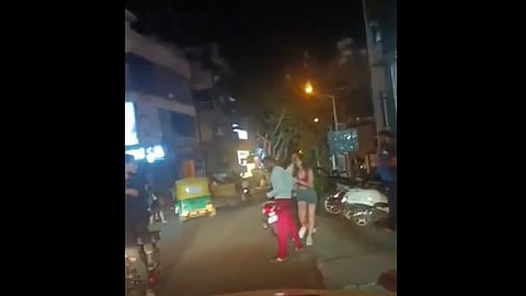 ಆಟೋ ಚಾಲಕನ ಮೇಲೆ ಯುವತಿ ಮತ್ತು ಆಕೆಯ ಗೆಳೆಯನ ಹಲ್ಲೆ 