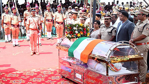 ಸಕಲ ಸರ್ಕಾರಿ ಗೌರವಗಳೊಂದಿಗೆ ಅಂತ್ಯಕ್ರಿಯೆ