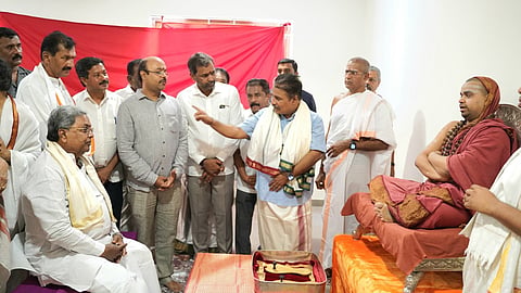 ಮೈಸೂರಿನ ಶಂಕರಮಠಕ್ಕೆ ಭೇಟಿ ನೀಡಿ ಜಗದ್ಗುರು ಶಂಕರಾಚಾರ್ಯ ಶ್ರೀ ವಿಧುಶೇಖರ ಭಾರತಿ ಸ್ವಾಮೀಜಿಗಳ ಆಶೀರ್ವಾದ ಪಡೆದ ಸಿಎಂ ಸಿದ್ದರಾಮಯ್ಯ