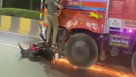  ಬೈಕ್ ಅನ್ನು 1 ಕಿಲೋಮೀಟರ್ ಎಳೆದೊಯ್ದ ಲಾರಿ ಚಾಲಕ