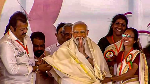 ಕೇರಳದ ಅಲತ್ತೂರಿನಲ್ಲಿ ಸಾರ್ವಜನಿಕ ಸಭೆಯಲ್ಲಿ ಪ್ರಧಾನಿ ಮೋದಿಯವರಿಗೆ ಸನ್ಮಾನ 