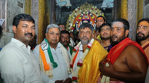 ಇತಿಹಾಸ ಪ್ರಸಿದ್ಧ ಕೋಲಾರದ ಮುಳಬಾಗಿಲಿನ ಕುರುಡುಮಲೆ ಗಣಪತಿ ದೇವಸ್ಥಾನಕ್ಕೆ ತೆರಳಿ ವಿಶೇಷ ಪೂಜೆ ಸಲ್ಲಿಸಿದ ಸಿಎಂ ಸಿದ್ದರಾಮಯ್ಯ ಹಾಗೂ ಡಿಸಿಎಂ ಡಿ ಕೆ ಶಿವಕುಮಾರ್ 