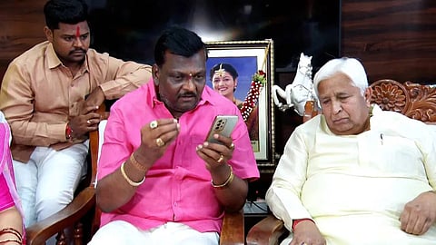 Niranjan Hiremath speaking to CM Siddaramaiah